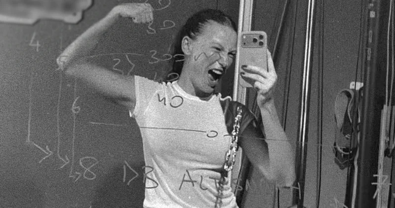 Serenay Sarıkaya dan kas şov