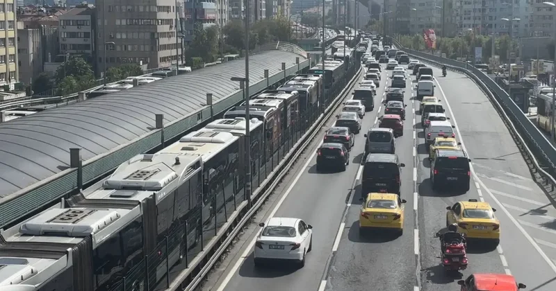 Mecidiyeköy’de metrobüs arızası trafiği kilitledi