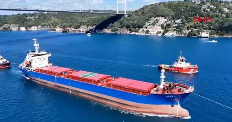 Rusya da İHA saldırısına uğrayan gemi İstanbul Boğazı nda geçiyor; trafik çift yönlü kapatıldı