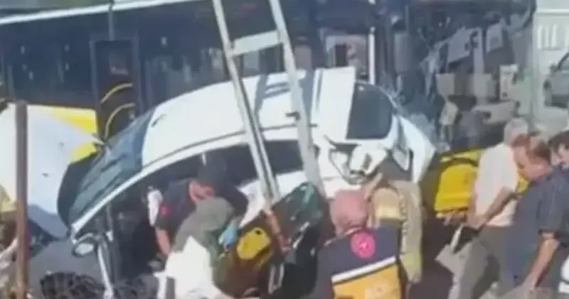 Sultanbeyli’de İETT otobüsü ile otomobil çarpıştı: 1 i bebek 4 yaralı