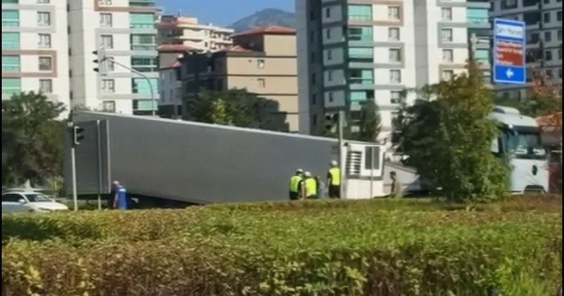 Trafikte dehşet anlar! Seyir halindeki Tır ın dorsesi yola devrildi