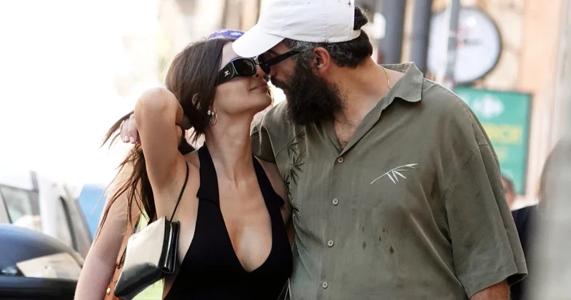Emily Ratajkowski ve Romain Gavras tan tutkulu öpücük