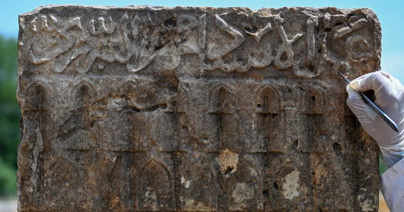 Gevaş Selçuklu Mezarlığı nda yeni bir taş ustasının imzasına ulaşıldı