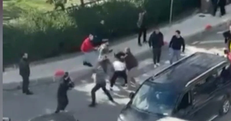 Bayrampaşa’da iki sürücünün yol verme tartışması kavgaya dönüştü Son dakika haberleri