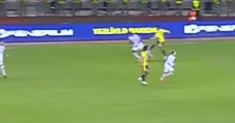 Fenerbahçe kırmızı kart gördü! Maç 11 e 11 devam etti