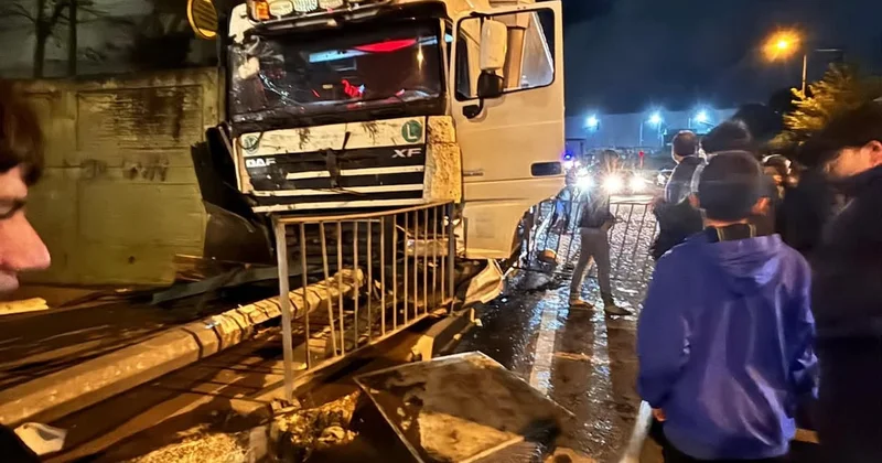 Kontrolden çıkan tır, otobüs durağına daldı Sözcü Gazetesi
