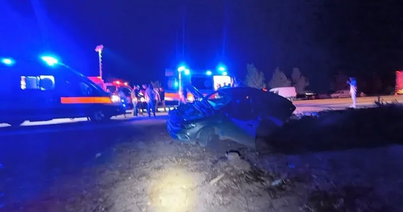 Hatay da iki otomobil çarpıştı, Kırıkhan Reyhanlı yolunda 3 ü ağır 5 kişi yaralandı.
