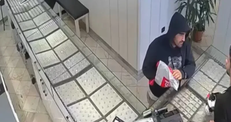 Bayrampaşa da şemsiyeye tabanca süsü verdi, kuyumcu soydu; bilezikler imitasyon çıktı