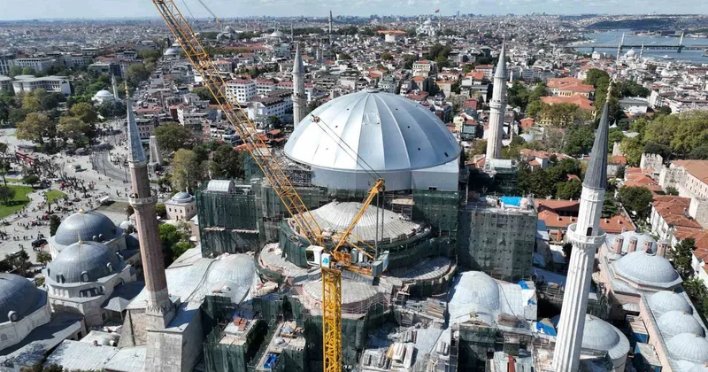 Ayasofya da kubbe restorasyonu: Geçici çatı gri örtüyle kaplandı, minarede çalışma bitti