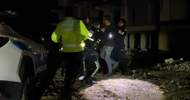 Dur ihtarına uymayıp polisten kaçtılar! Otomobildeki 2 kişi ‘sürücü ben değilim’ diyerek tekme tokat kavga etti