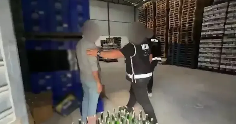 İzmir’de 23 bin 40 şişe sahte içki ele geçirildi