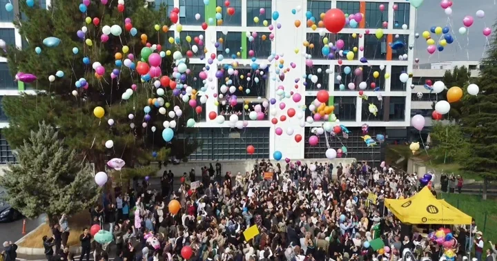Malatya da lösemiyi yenen 10 yaşındaki Hasan için hastane önünde balon uçuruldu