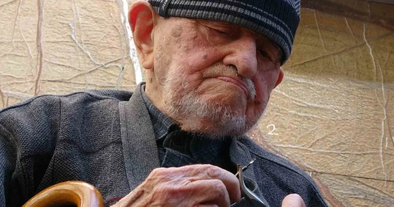 70 yıldır şemsiye onaran 97 yaşındaki usta, bir aylık aradan sonra Samsun daki tezgahına geçti