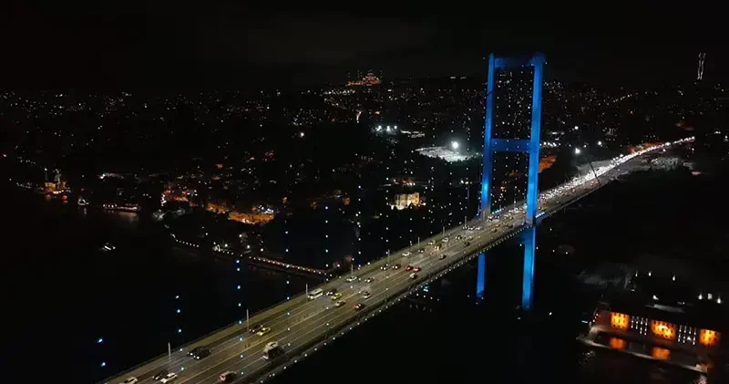 İstanbul Boğazı’ndaki köprüler turkuaz renge büründü