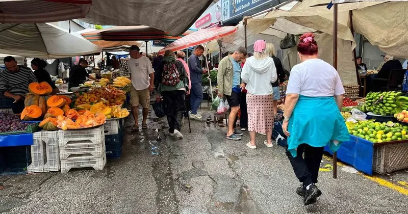 Alanya’da sağanak pazar yerini göle çevirdi