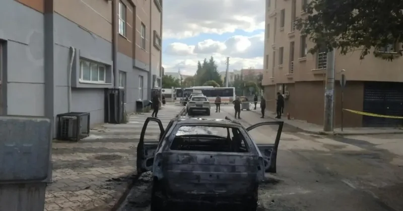 Kundaklandığı iddia edilen otomobil küle döndü