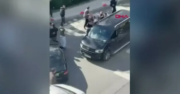İstanbul trafiğinde bildik manzara: Caddeyi ringe çevirdiler