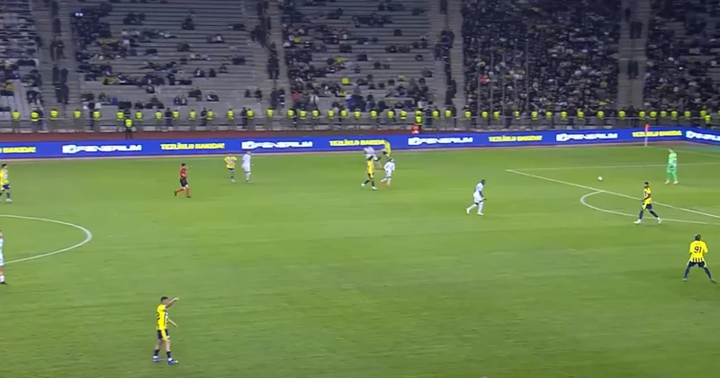 Fenerbahçe nin hazırlık maçında saha bir anda karıştı! Kırmızı karta rağmen 11 e 11 devam etti Sözcü Gazetesi
