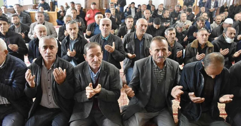 20 günlük nöbet çare olmadı: Camide toplanıp hasat duası yaptılar Sözcü Gazetesi