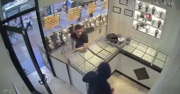 Uyanıklık yaptığını sana hırsıza kötü sürpriz: Kuyumcunun zekası zararı önledi