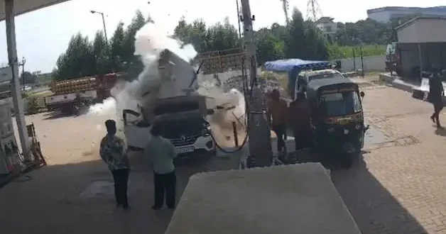Hindistan da dolum yapan CNG li araç patladı