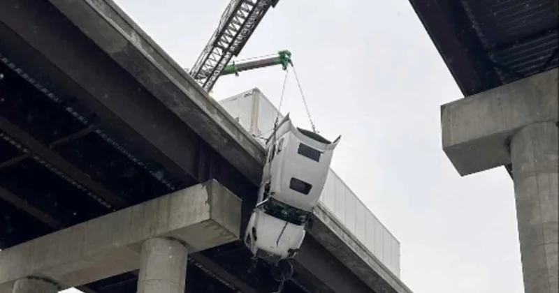 TIR ın kabini, motorunda ayrıldı: Sürücü 5 saat köprüde asılı kaldı Sözcü Gazetesi