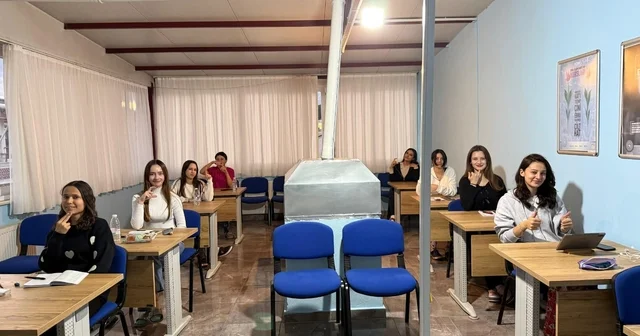 Hem konaklıyorlar hem açılan kurslarla kendilerini geliştiriyorlar Yenipazar da yurtta kalan öğrenciler işaret dili öğreniyor Aydın Haberleri