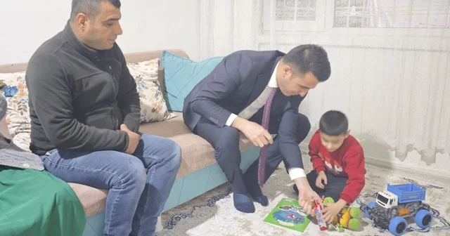Kaymakam Özdemir miniklere oyuncak dağıttı Diyarbakır Haberleri