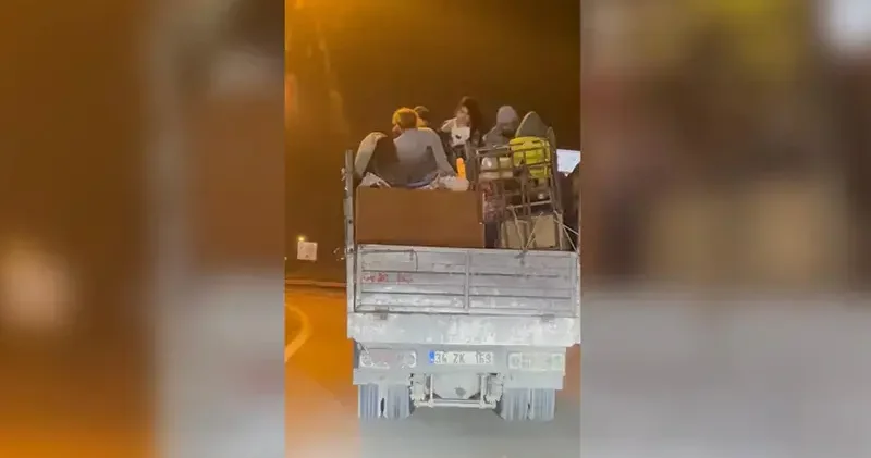 Üsküdar’da kamyonet kasasında tehlikeli yolculuk