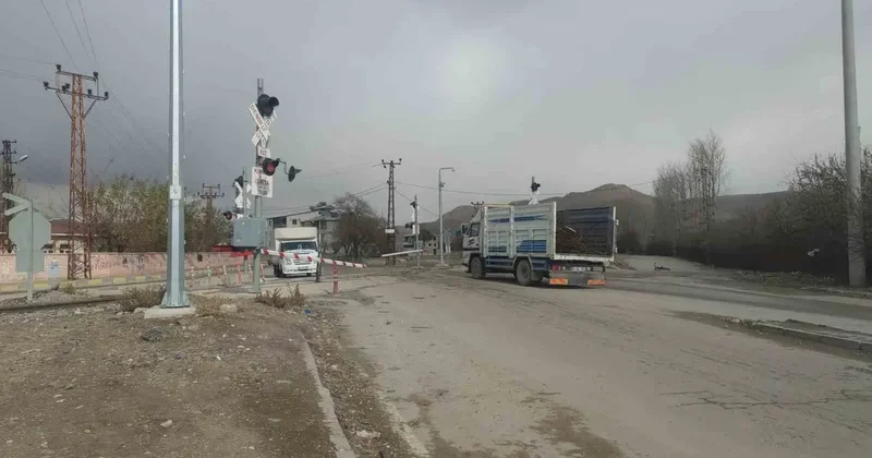 Van’da hemzemin geçitte ışık arızası trafiği kilitledi
