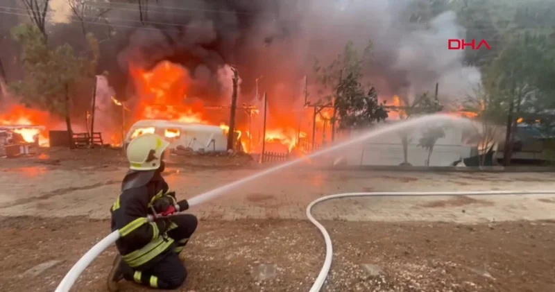 Karavanlar ormanın ortasında alev alev yandı