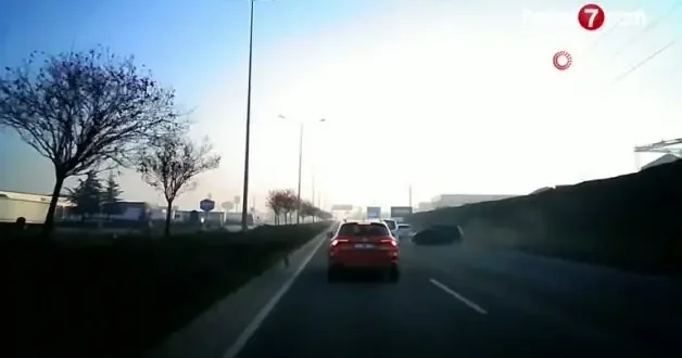 Makasa giren atan magandanın sebep olduğu kaza kamerada!