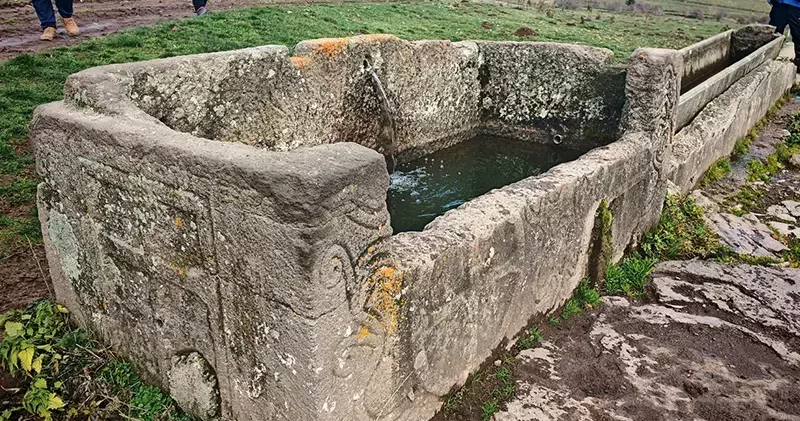 Doğa yürüyüşünde, su oluğu olarak kullanılan lahit buldular