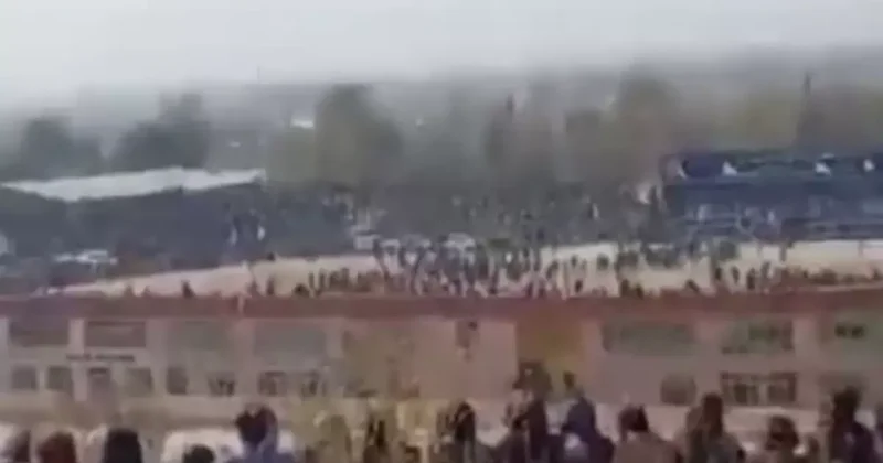 Afganistan da 13 yaşındaki çocuk, ailesinin katilini binlerce kişinin önünde infaz etti