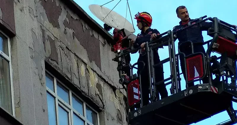 Bayrampaşa’da 3 katlı binadan kopan beton parçalar aracın üzerine düştü