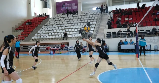 Genç sporcular sahada: Voleybol İl Birinciliği finali devam ediyor Erzincan Haberleri