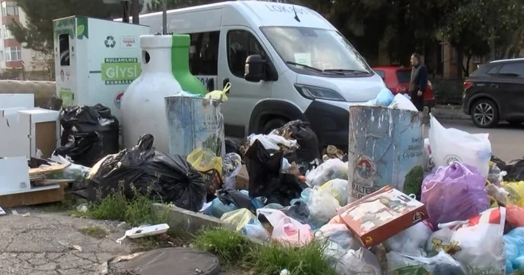 İstanbul daki ilçe belediyesinde işçiler iş bıraktı, sokaklarda çöp yığını oluştu