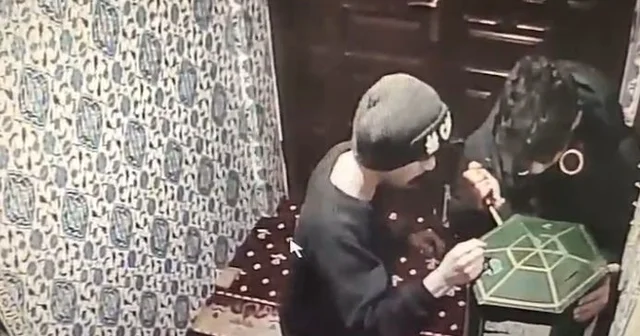 Camideki bağış kutusunu açamayan acemi hırsızlık şüphelileri kamerada Tornavidayla bağış kutusunu açamayınca kayıplara karıştılar Burdur Haberleri