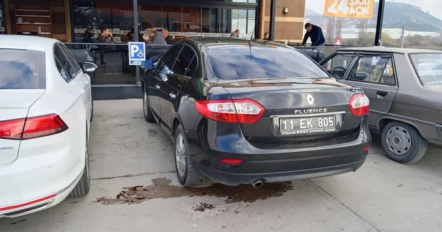 Vali, engelli park yerine resmi araç bırakan sürücüye ceza kestirdi Bilecik Haberleri