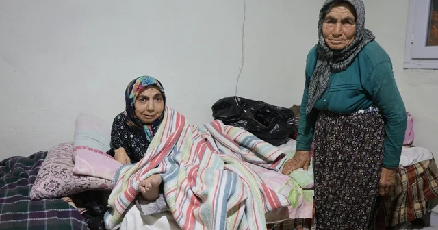 80 yaşındaki anne, 61 yaşındaki bedensel engelli kızına ömrünü adadı Anne Nazmiye Sözalan: Bakımevinden kızımı istediler ama ben vermek istemedim, Allah ım kızıma yardım edeyim diye bana güç kuvvet veriyor Hatay Haberleri