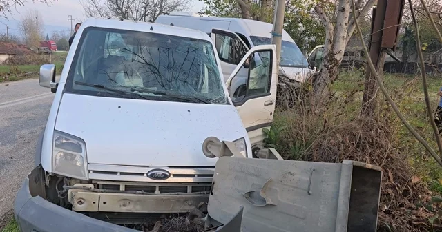 Bursa da işçi servisi ile hafif ticari araç çarpıştı: 11 yaralı Bursa Haberleri