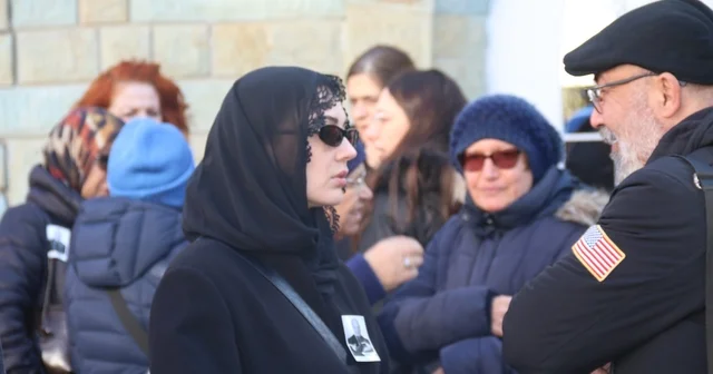 Ünlü oyuncu Burcu Özberk in dedesi son yolculuğuna uğurlandı Eskişehir Haberleri