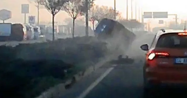 Makas atan aracın çarptığı otomobil devrildi; kaza kamerada Bolu Haberleri