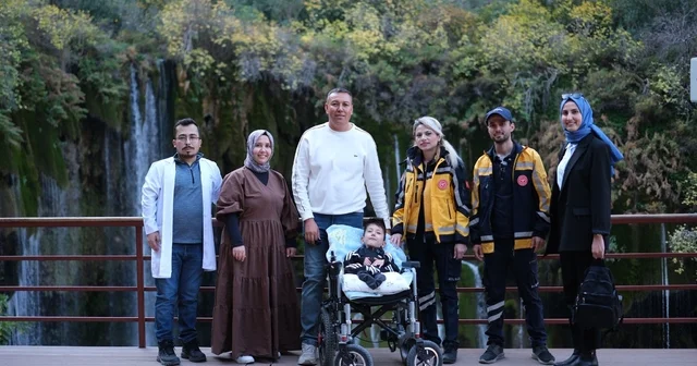 Cam kemik hastası çocuğun hayalini sağlık ekipleri gerçekleştirdi Yerköprü Şelalesi hayali sağlık ekiplerince gerçekleştirilen 13 yaşındaki Kerim, büyük bir mutluluk yaşadı Mersin Haberleri