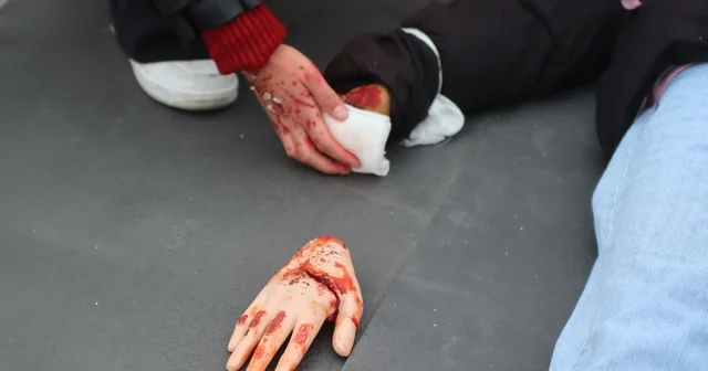 Kayseri de film gibi otobüs kazası tatbikatı Gerçeğini aratmayan makyajlar ile kendilerinden geçtiler Kayseri Haberleri