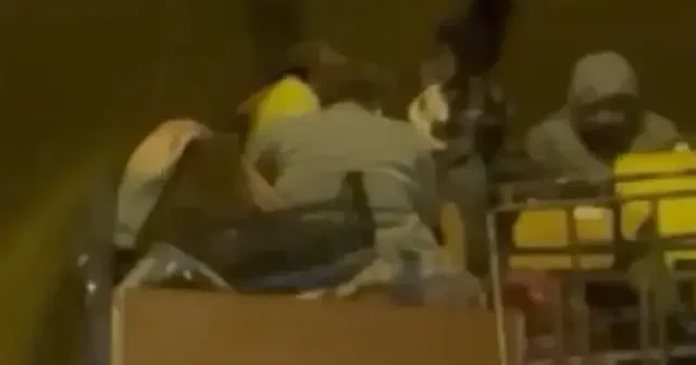 Canlarını tehlikeye attılar: Kamyonet kasasında yolculuk yapan çocuklu aile kamerada VİDEO İZLE