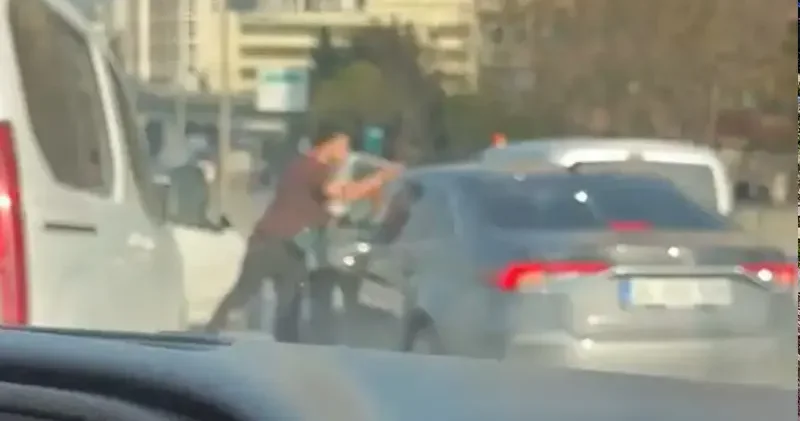 Beşiktaş’ta trafikte yol verme kavgası: Otomobilin camını yumrukladı