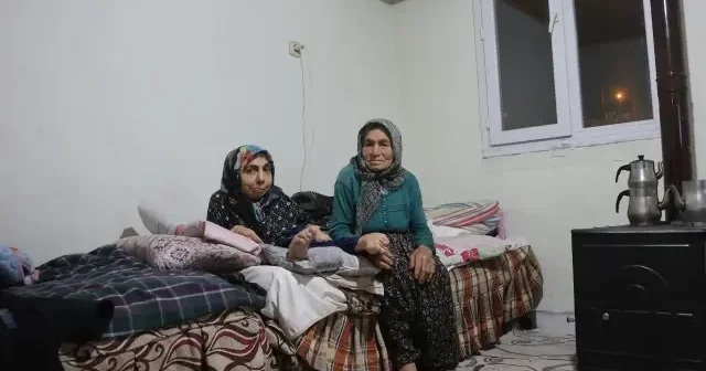 80 yaşındaki anne 61 yaşındaki engelli kızına ömrünü adadı: Allah bana güç veriyor VİDEO İZLE