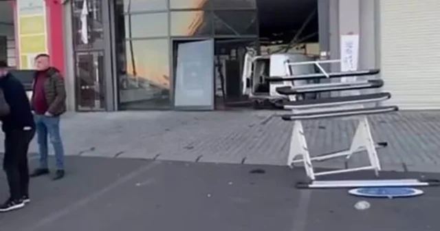 Fren yerine gaza basınca dükkana daldı Diyarbakır Haberleri