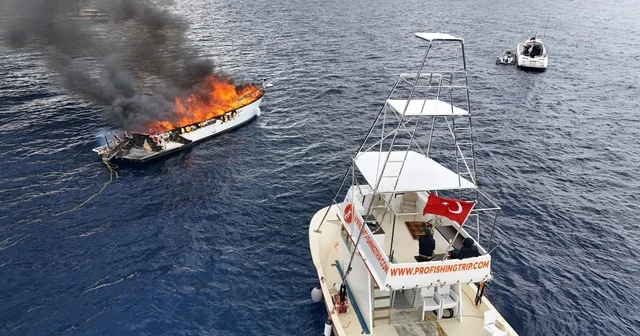 Kalkan açıklarında lüks teknenin alev alev yandığı anlar dronla görüntülendi Antalya Haberleri